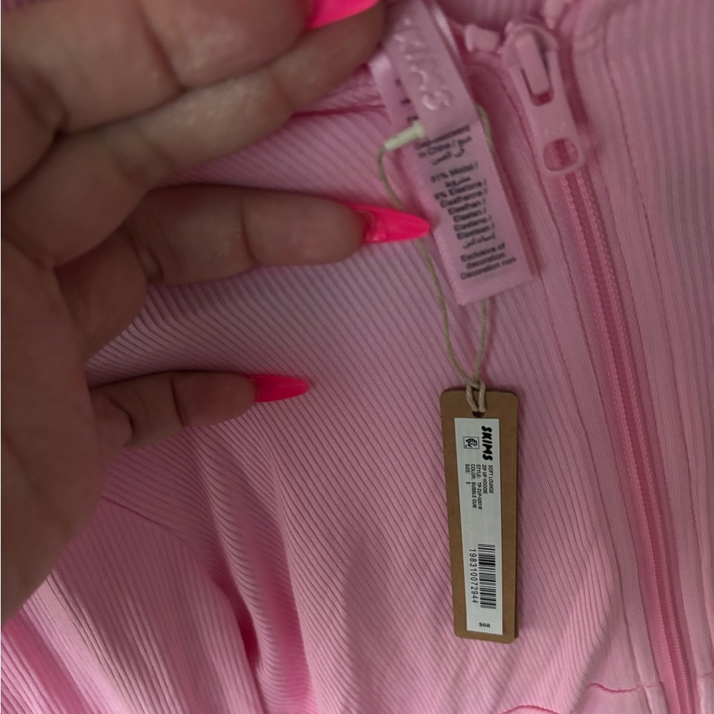Skims Bubblegum Pink Soft Lounge Zip Up Hoodie
Small
New with Tags - Picture 2 of 4